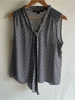 Cynthia Steffe Blouse Sz Med Women’s Sleeveless Geometric Black White EUC Tie